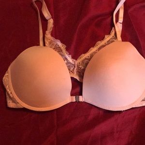 Sophie b peach bra.  Lace v back.  Front clasp.